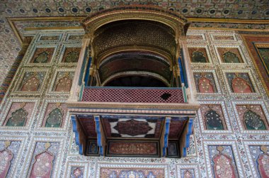 10 Kasım 2019, Srirangapatna, Karnataka, Hindistan. Duvarlarda Mysore tarzı renkli freskler var. 