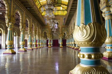 10 Kasım 2019, Mysore, Karnataka, Hindistan. Mysore Sarayı 'nın iç kısımları tarihi bir saray ve Wadiyar Hanedanı' nın resmi ikametgahı ve Mysore Krallığı 'nın merkezidir.