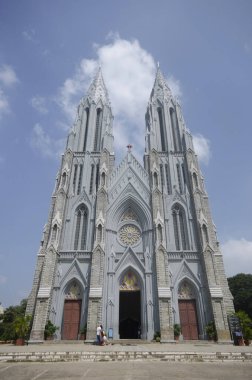 Mysore, Karnataka, Hindistan, Kasım 2019, St. Philomena Katedrali 'nde dindarlar, Mysore Piskoposluğu' nun katedrali olan bir Katolik kilisesi.