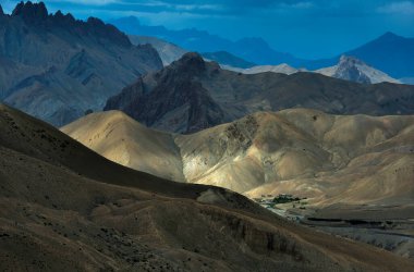 Işık ve gölgeli köy, Fotula Geçidi, Ladakh, Hindistan