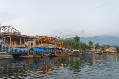 Tekne evleri ve yüzen pazar, Dal Gölü, Srinagar, Kashmir, Hindistan