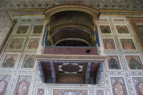 10 Kasım 2019, Srirangapatna, Karnataka, Hindistan. Duvarlarda Mysore tarzı renkli freskler var. 