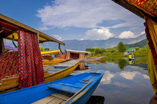 シカラからの眺め小さな木彫りのボート ディール湖 スリナガル カシミール インド — ストック写真