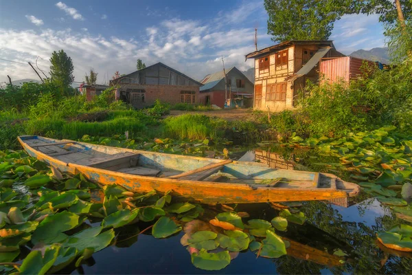 Barca Attraccata Vicino Alla Casa Dal Lago Srinagar Kashmir India — Foto Stock