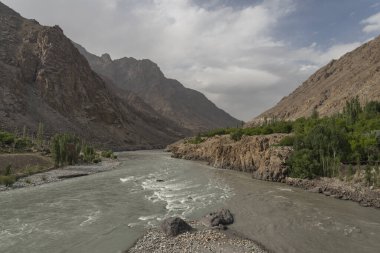 Nehir Pakistan, Kargil, Ladakh, Hindistan 'a akıyor.
