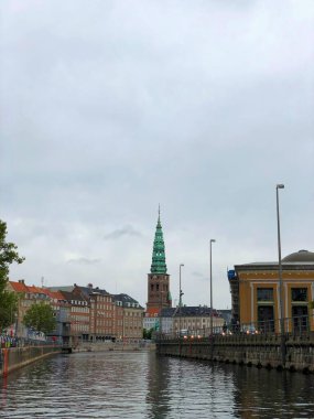 Gammel Strand Kanalı 'ndaki turist teknesi. Nikolaj Kirke Kilisesi ve Thorvaldsens Müzesi Kopenhag, Danimarka 'da arka planda