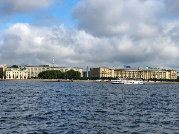 ロシアのサンクトペテルブルク ネヴァ川から見える堤防上の建物 — ストック写真