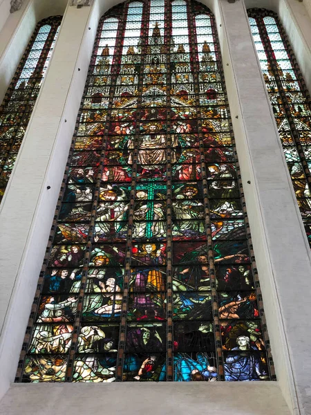 ドイツ ロック2019年8月10日 聖マリア教会内部ステンドグラスの窓と天井の詳細を見る — ストック写真