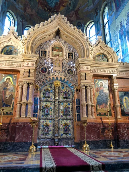 ロシア サンクトペテルブルク 2019年8月13日 イエスとマリアの主祭壇黄金と宝石で飾られた扉の象徴 血に輝く救い主の教会 — ストック写真
