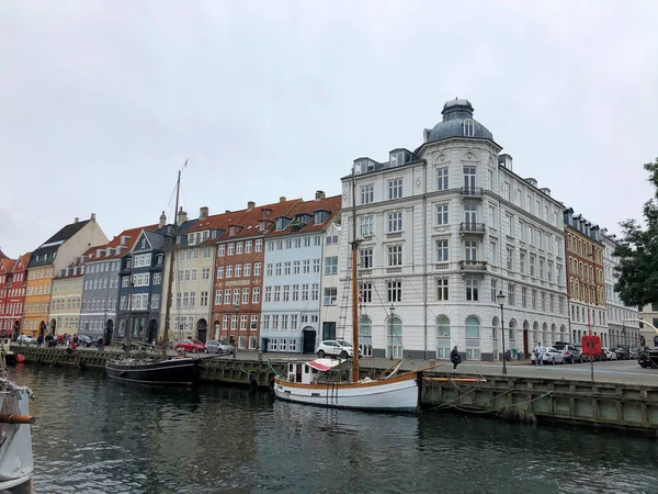 コペンハーゲン デンマーク 8月2019 ニャーハン運河沿いのカフェ レストラン カラフルな建物 — ストック写真