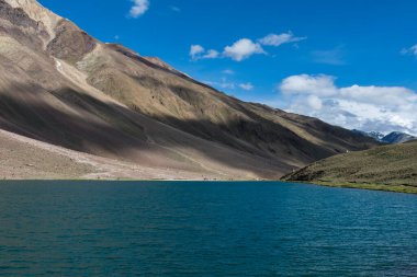 Chandra Taal veya Chandra Tal açık bir günde, Spiti Vadisi, Himachal Pradesh, Hindistan