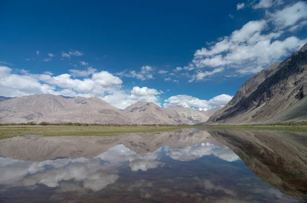 Mountain Reflections Yarab Tso Lake Panamik Közelében Nubra Valley Ladakh — Stock Fotó