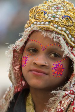 Mathura, Uttarpradesh, Hindistan, 16 Mar 2016. Küçük Radha gibi giyinmiş kız. Lord Krishna 'nın eşi.