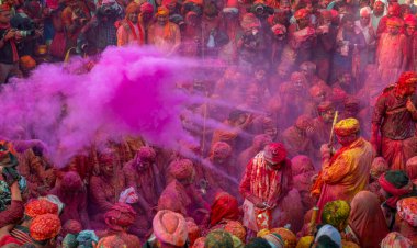 Mathura, Uttarpradesh, Hindistan. 18 Mar 2016, Samaj Mathura, Holi 'yi su ve renklerle kutlayan insanlar
