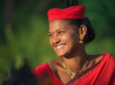 Chattisgarh, Hindistan. 12 Ekim 2016, geleneksel başlıklı kabile kadını, Dussera festivali 