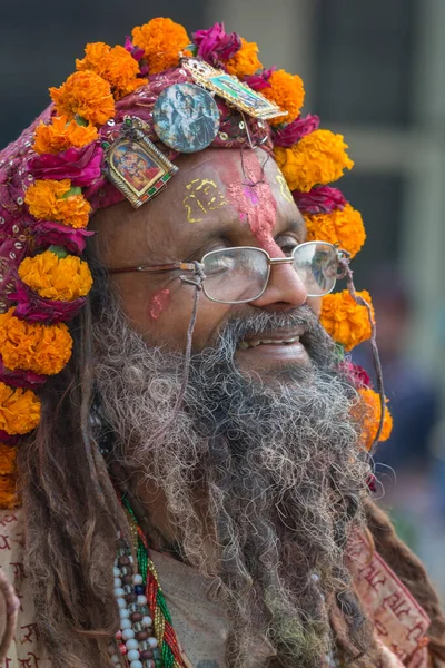 インドのウッタルプラデシュ州マトゥラ 2016年3月17日 長い髭とマリーゴールドの花のネックレスを持つ佐渡 — ストック写真