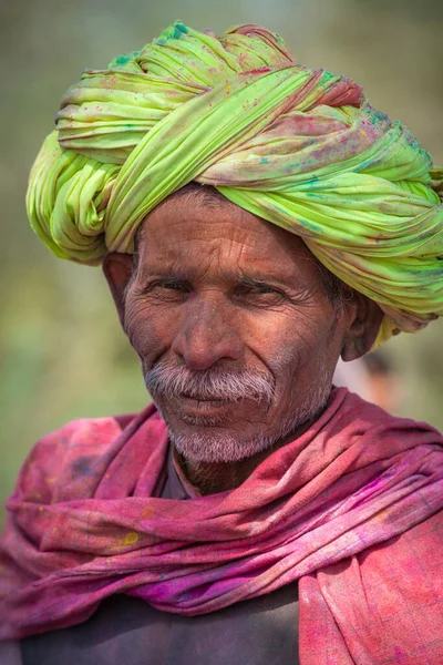 Mathura Uttarpradéš Indie Úno 2015 Muž Barevném Turbanu Portrét — Stock fotografie