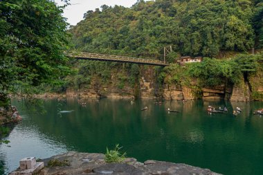 Hindistan, Meghalaya 'daki Umngot Nehri üzerindeki ünlü Dawki Köprüsü.