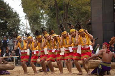 KISAMA, NAGALAND, INDIA, Aralık 2018, Manipuri Pung Cholom 'un Hornbill festivalindeki performansı