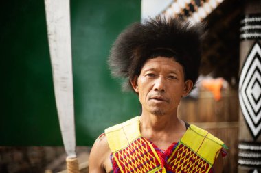 KISAMA, NAGALAND, INDIA, Aralık 2018, Hornbill Festivali 'nde Pochury Kabilesi adamı