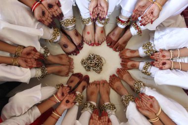 Renkli elleri, bacakları ve çanları olan Kathak kostümleri.