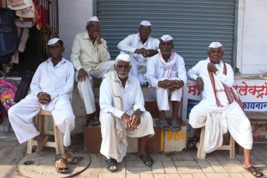 Alandi Devachi, Pune, Maharashtra 'da oturan Warkaris ya da Pilgrimler.