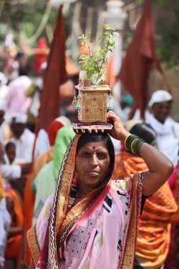 Shree Dnyaneshwar sırasında tütsü taşıyan kadın Maharaj Palki, Pune, Maharashtra, Hindistan