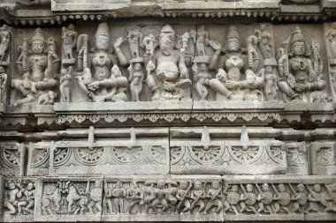 Duvara oyulmuş heykeller. Aundha Nagnath Tapınağı, Hingoli, Maharashtra, Hindistan. Hindistan 'daki 12 Jyotirlinganın sekizincisi.