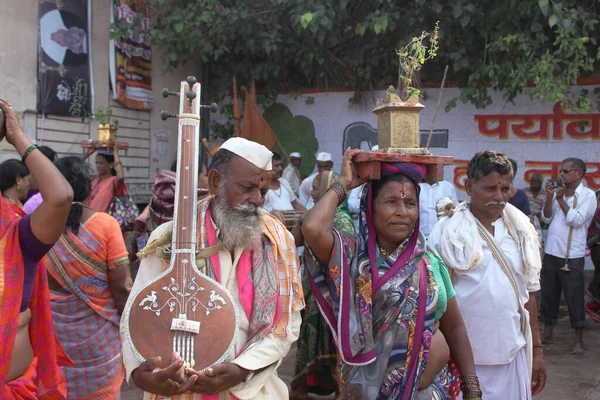 Mannen Bär Harpa Och Kvinnan Bär Tulsi Alandi Yatra Alandi — Stockfoto