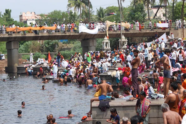 Folkmassor Människor Som Badar Indrayani Floden Alandi Yatra Alandi Devachi — Stockfoto