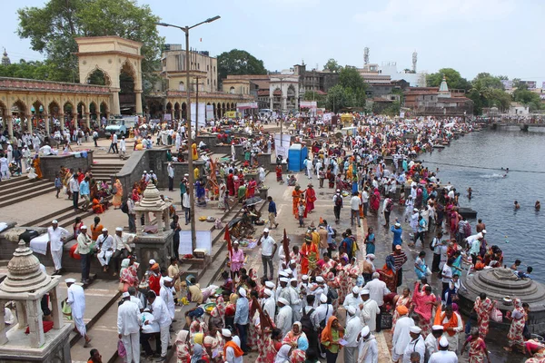 Foule Prennent Leur Bain Dans Rivière Indrayani Pendant Alandi Yatra — Photo