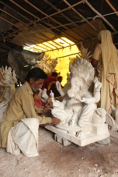 Man Doet Kleurafwerking Van God Ganesha Standbeeld Pune Maharashtra India — Stockfoto
