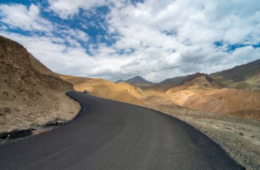 Srinagar Otoyolu, Fotula Geçidi, Ladakh, Hindistan. Fotu La, Leh ve Kargil arasındaki iki yüksek dağ geçidinden biri.