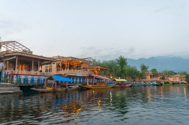 Tekne evleri ve yüzen pazar, Dal Gölü, Srinagar, Kashmir, Hindistan