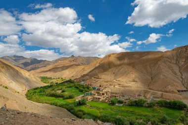 Dağlarla çevrili köy binaları ve tarım, Fotula Geçidi, Ladakh, Hindistan