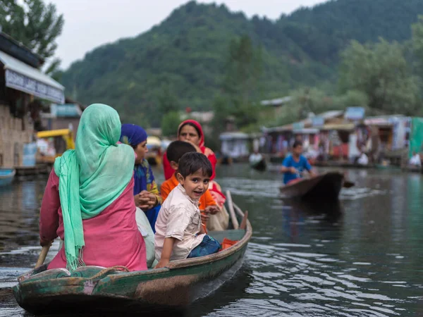 Srinagar Kaschmir Indien Juli 2016 Einheimische Die Boot Reisen Dal — Stockfoto