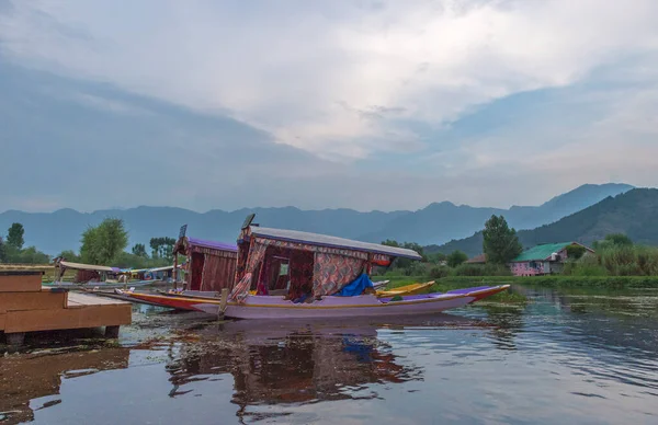 Srinagar Kashmir India 2016 Július Színes Sikarák Kis Fafaragott Hajók — Stock Fotó