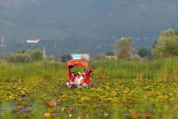 Srinagar Caxemira Índia Julho 2014 Turistas Shikara Pequeno Barco Esculpido — Fotografia de Stock