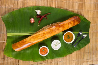 Hem sambar hem de hindistan cevizi soslu muz yaprağı üzerine Masala dosa. Güney Hindistan Vejetaryen Yemeği