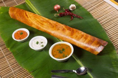 Hem sambar hem de hindistan cevizi soslu muz yaprağı üzerine Masala dosa. Güney Hindistan Vejetaryen Yemeği
