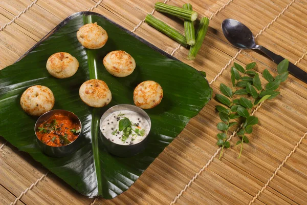 Moong Dal Appe 南インドの朝食またはバナナの葉の上のスナック料理 — ストック写真