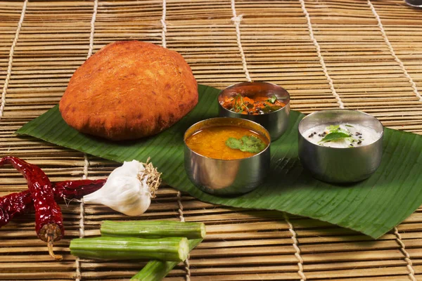 Urad Dal Kachori带着桑巴和椰子酱印度素食小吃 — 图库照片