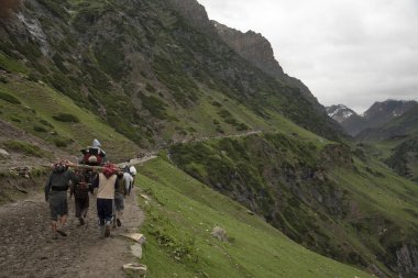 Hizmet - Tisu Top 'a doğru yürüyerek yaşlı adamı taşımak, Jammu Kashmir, Hindistan