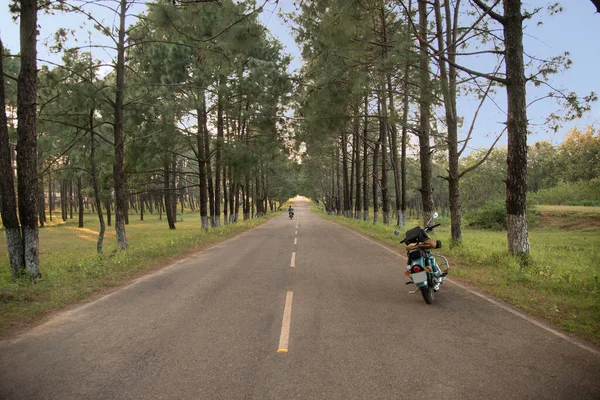 在前往印度贾肯德的Netarhat的路上 摩托车在路边行驶 — 图库照片
