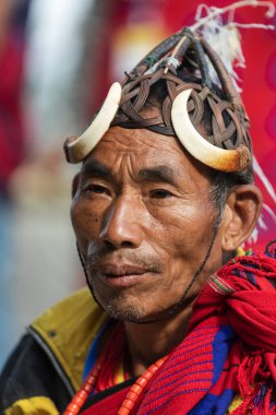 1 Ocak 2000, Hornbill festivali, Nagaland, Hindistan. Geleneksel başlıkla Naga Kabilesi Portresi