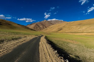 Tsomoriri Gölü 'ne giden yol ve dağ, Ladakh, Hindistan
