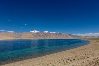 Tso Kar ya da Tsho kar, Ladakh, Hindistan 'da güneşli bir gün. Ladakh 'ın üç yüksek rakımlı gölünün en küçüğü 15.280 feet yükseklikte yer almaktadır.