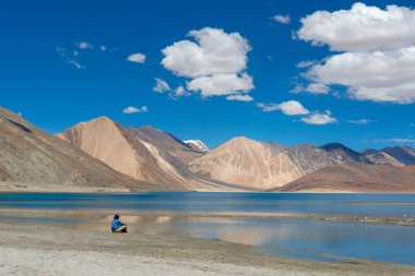 Pangong Gölü 'nde turist, Ladakh, Hindistan. Pangong Tso, Himalayalar 'da 4.225 metre yükseklikte bulunan bir endorheik göl.