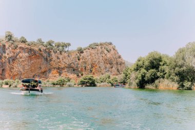 Azmak Nehri, Akyaka, Mugla, Turkey. Doğa kompozisyon. Yaz arka plan. Göl ile kırsal manzara. Azmak Nehri üzerinde tekne yelken. İnsanlar tur Akyaka köyü Azmak Nehri üzerinde alıyor.
