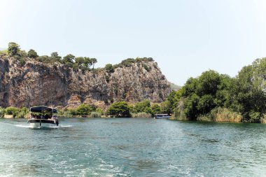 Azmak Nehri, Akyaka, Mugla, Turkey. Doğa kompozisyon. Yaz arka plan. Göl ile kırsal manzara. Azmak Nehri üzerinde tekne yelken. İnsanlar tur Akyaka köyü Azmak Nehri üzerinde alıyor.